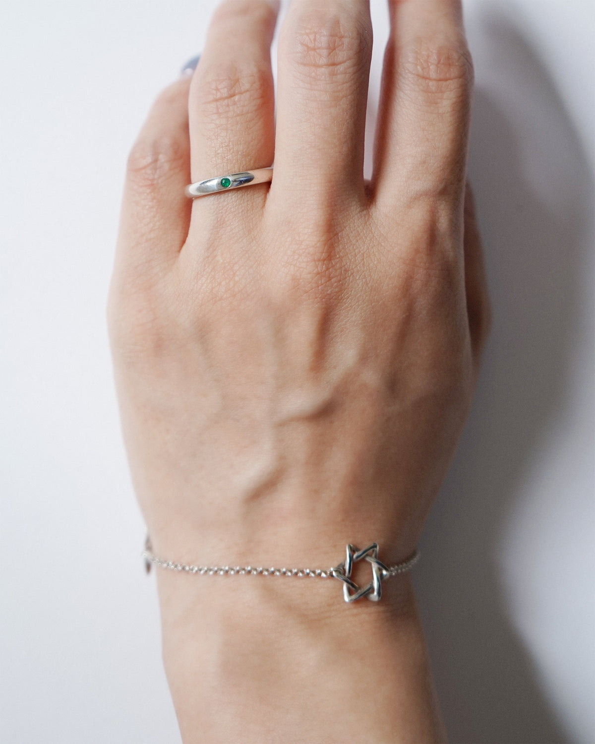 Silver Band Ring w/ Emerald / Size: 4