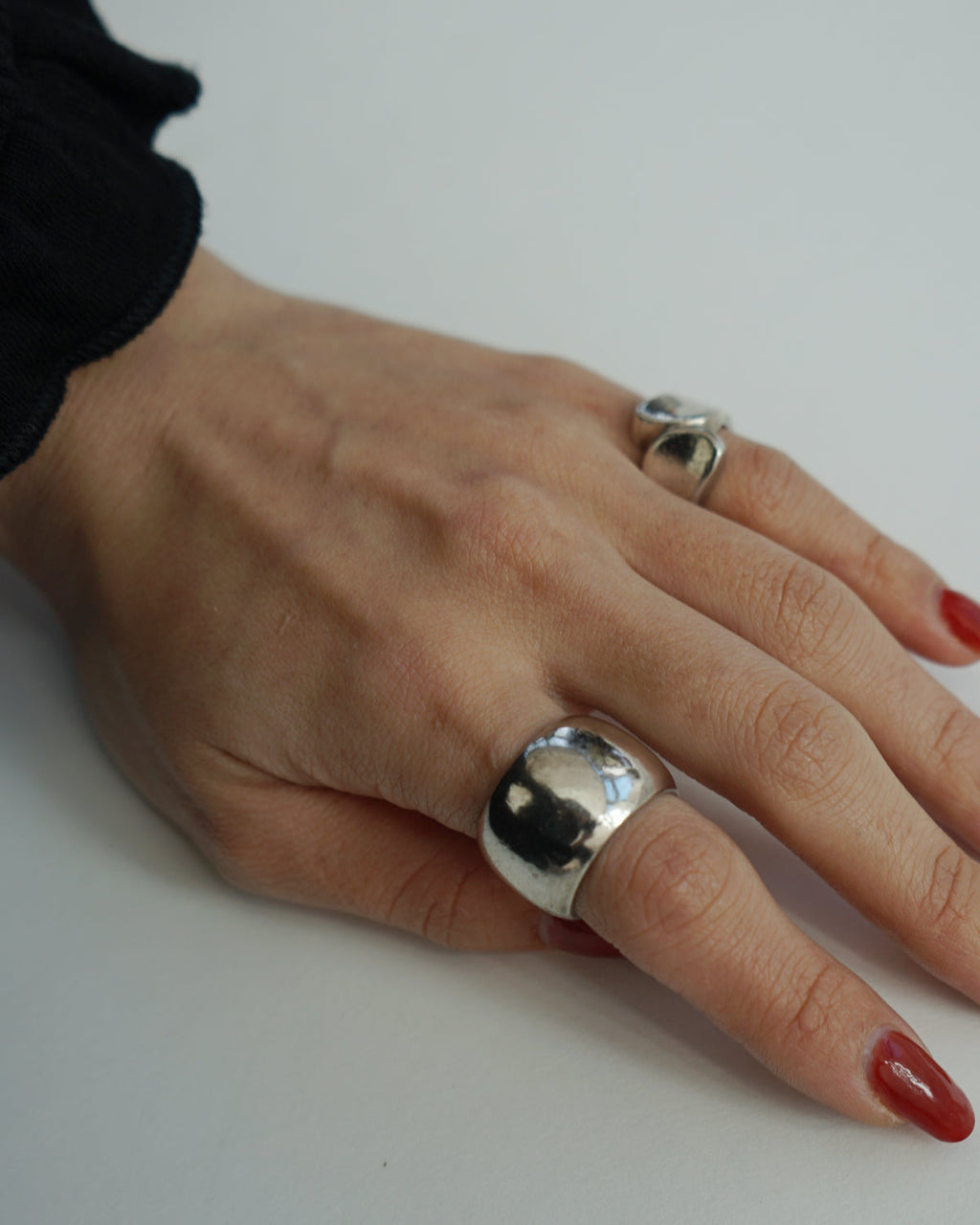 Silver Band Ring / size: 7