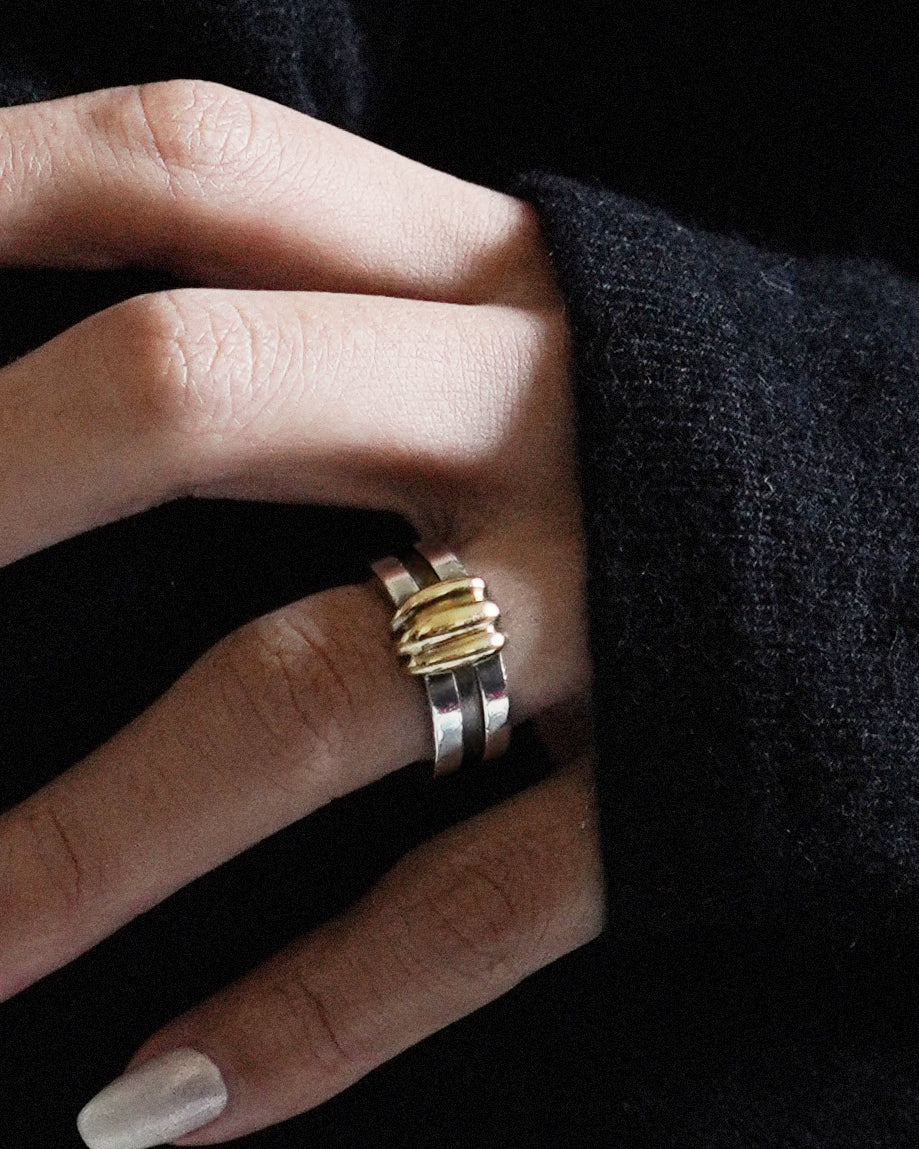 Silver x 18k Gold Grooved Ring / Size: 4.5