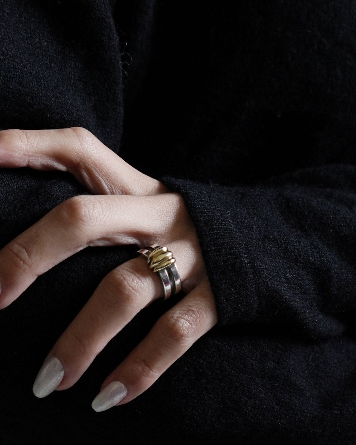Silver x 18k Gold Grooved Ring / Size: 4.5