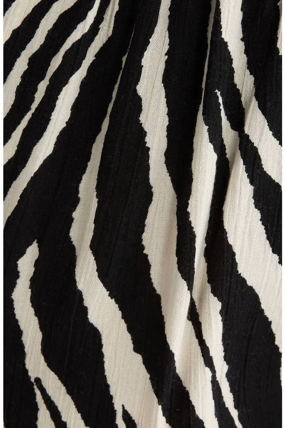 Elastic Waistband Shorts In Black Zebra