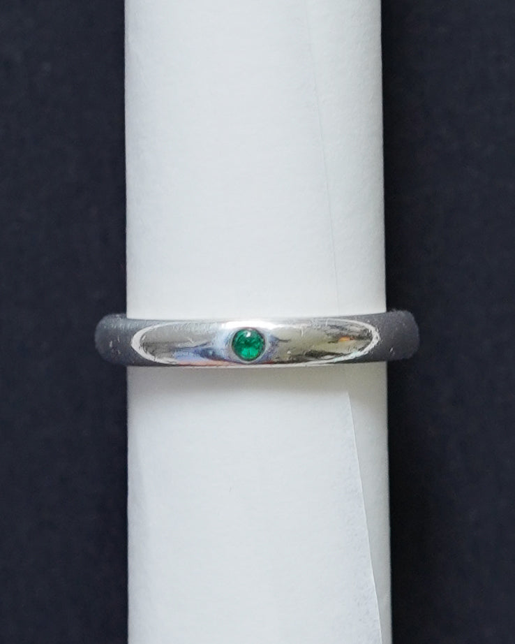 Silver Band Ring w/ Emerald / Size: 4