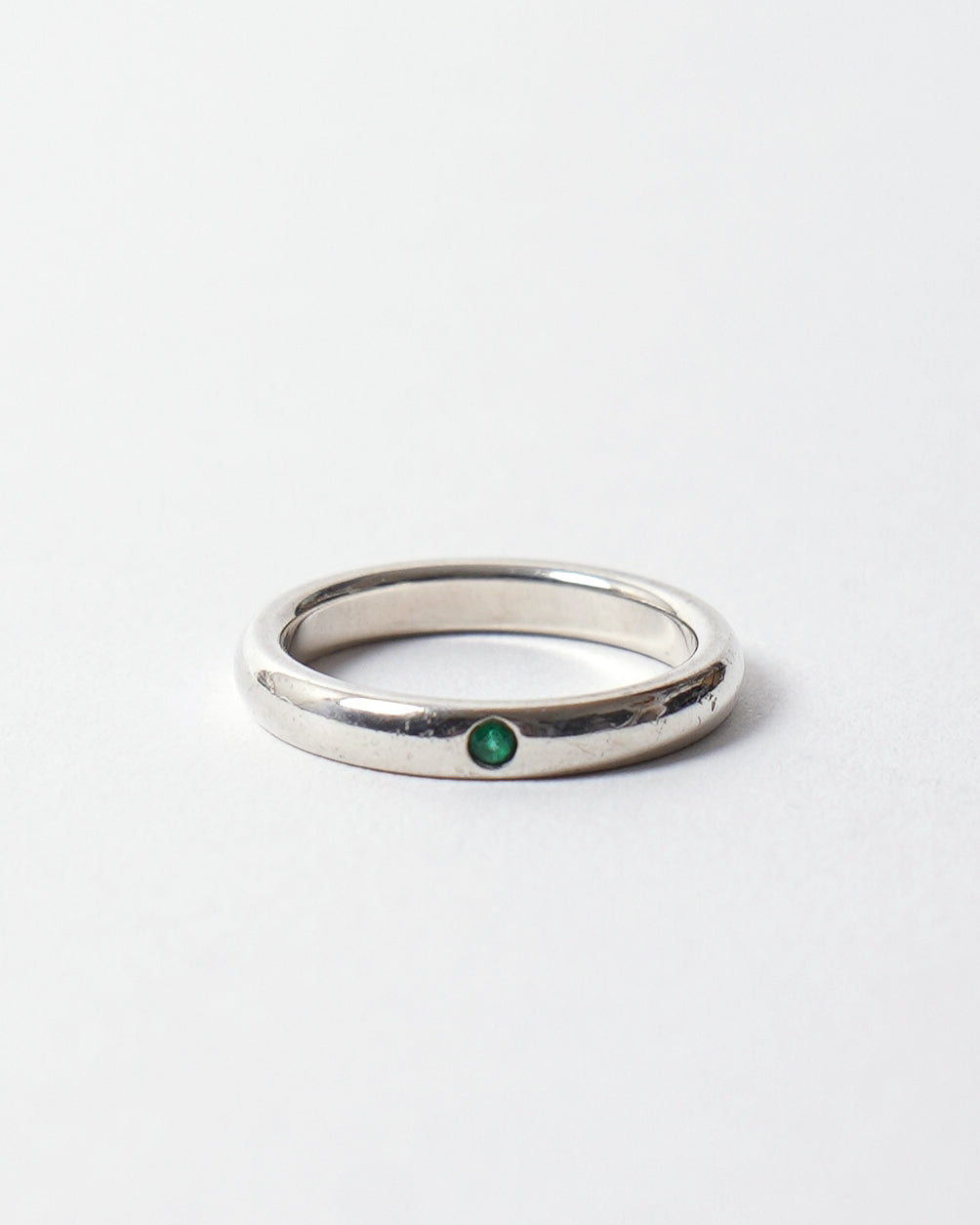 Silver Band Ring w/ Emerald / Size: 4