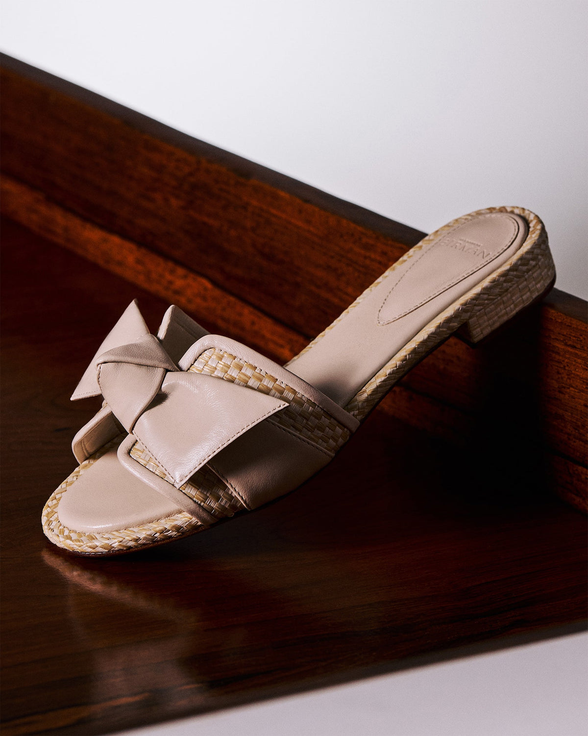 Maxi Clarita Raffia Flat Shell