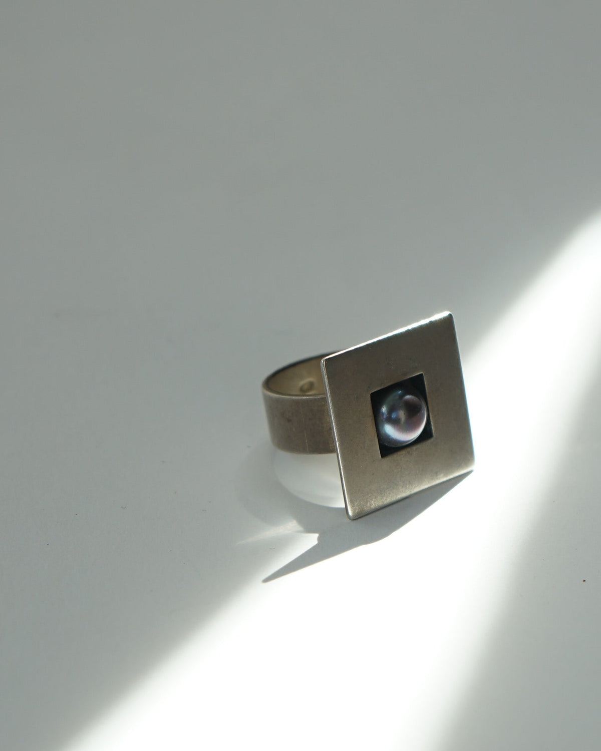 Silver Ring w/ Black Pearl / size: 5.5
