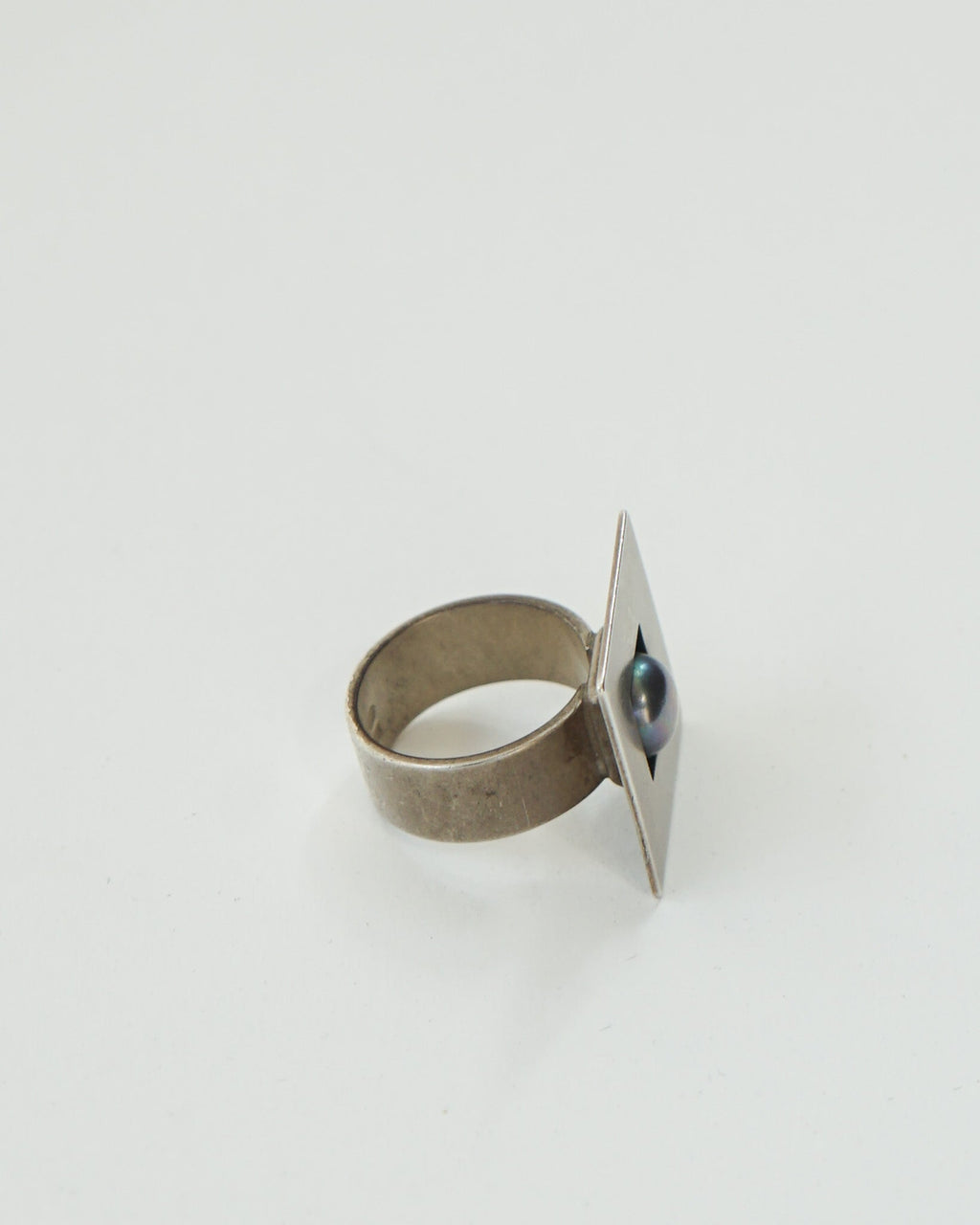 Silver Ring w/ Black Pearl / size: 5.5