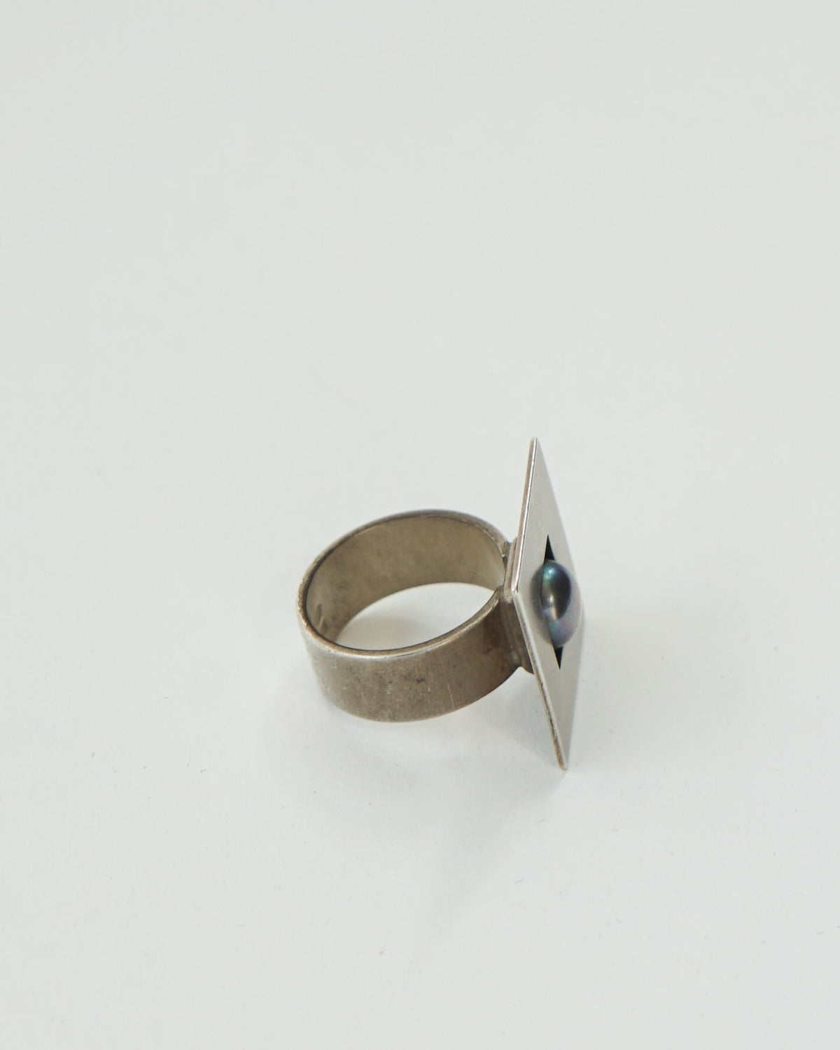 Silver Ring w/ Black Pearl / size: 5.5