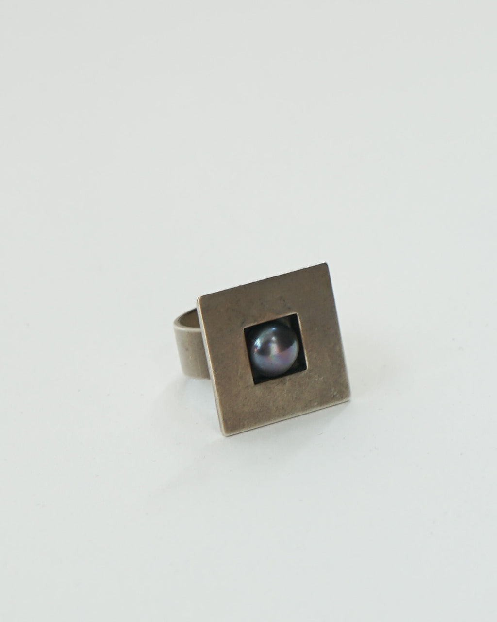 Silver Ring w/ Black Pearl / size: 5.5