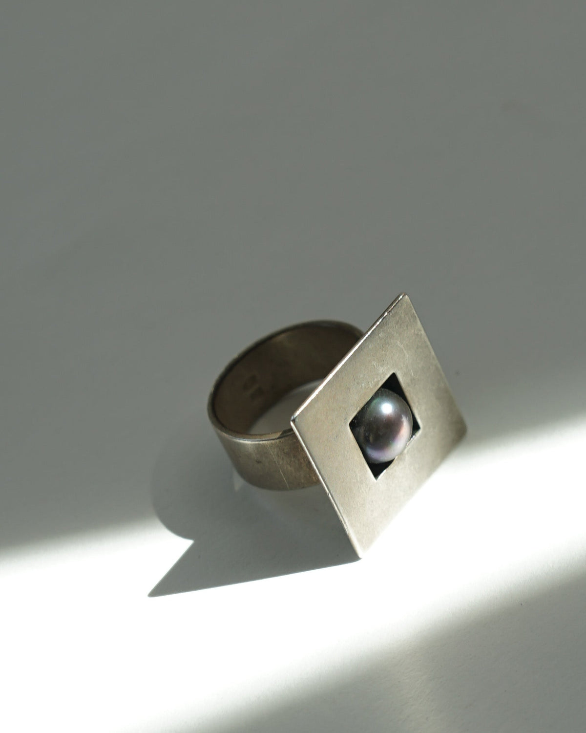 Silver Ring w/ Black Pearl / size: 5.5