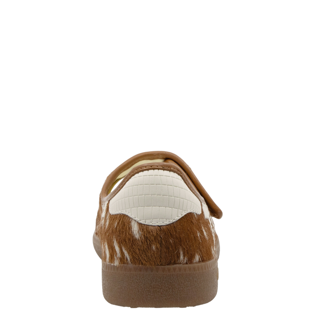 AYA in SIKA MILK Sneakerina