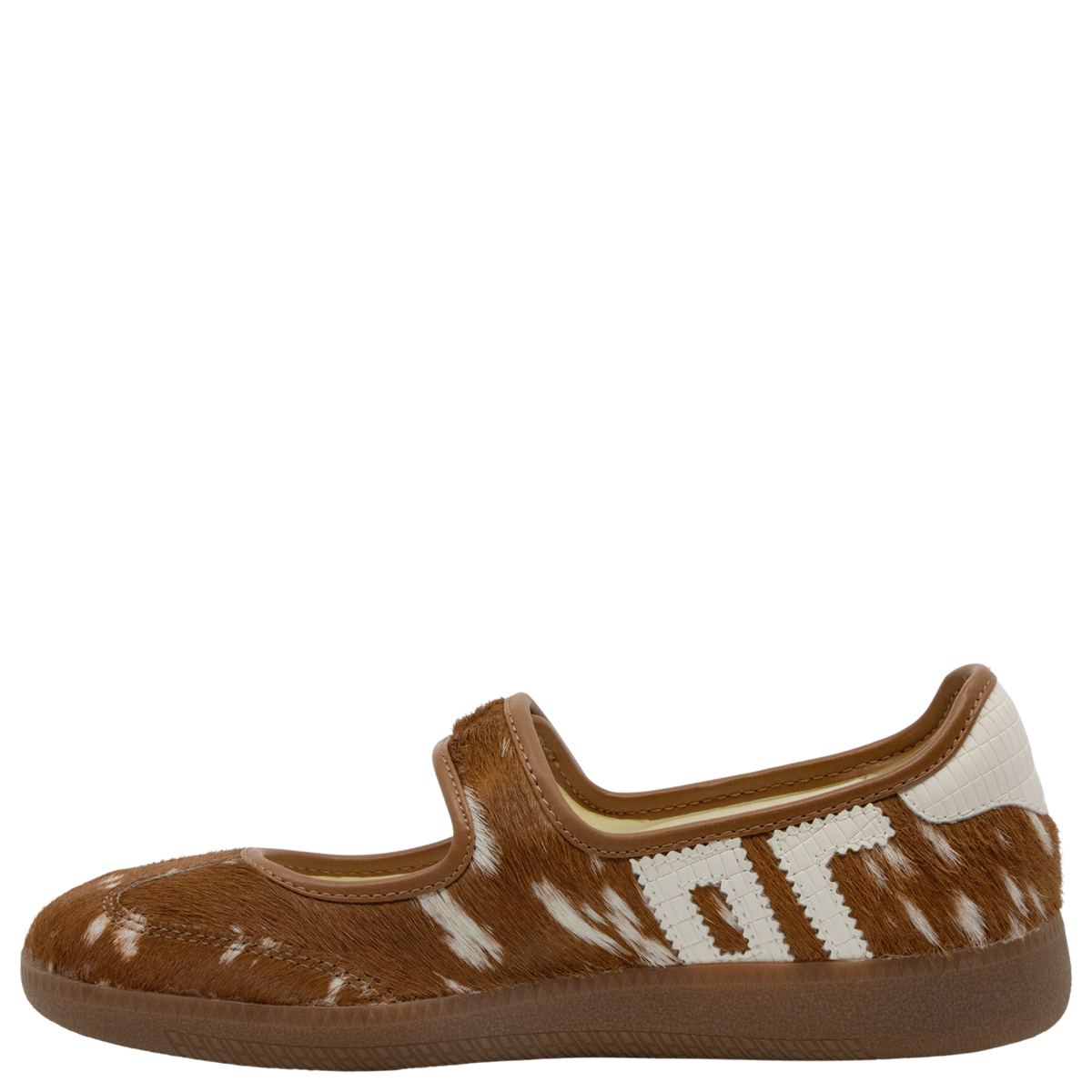 AYA in SIKA MILK Sneakerina