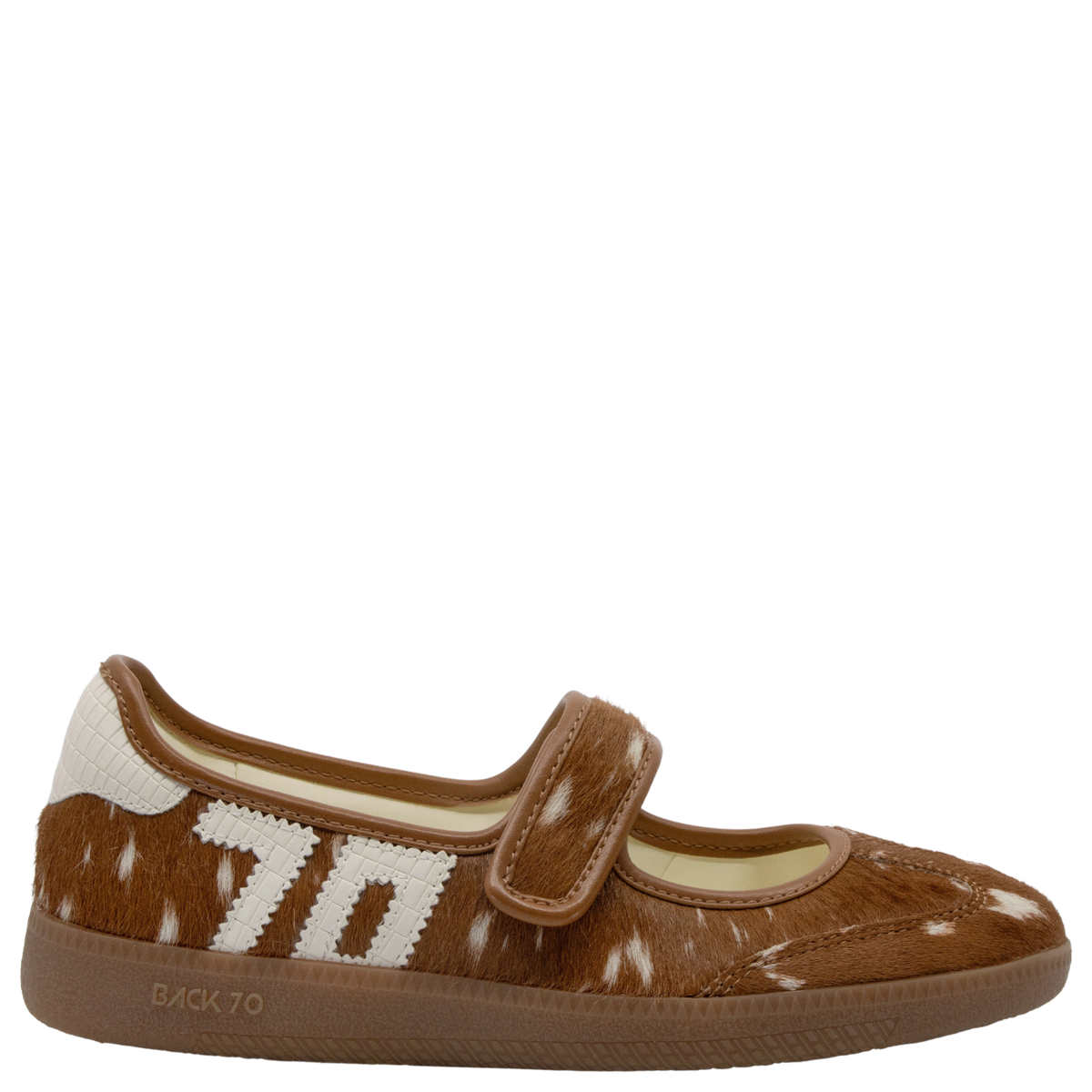 AYA in SIKA MILK Sneakerina