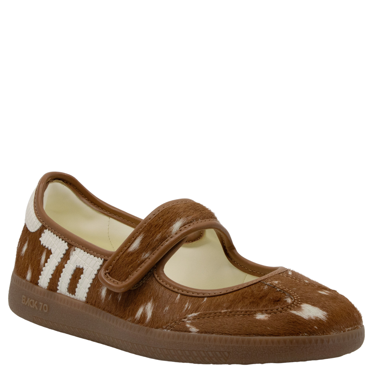 AYA in SIKA MILK Sneakerina
