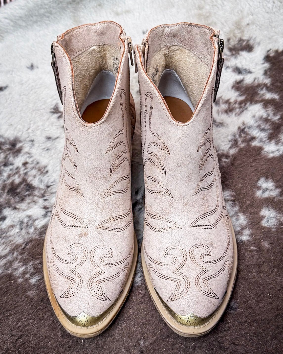 Very G – Tazz Ankle Bootie in Taupe