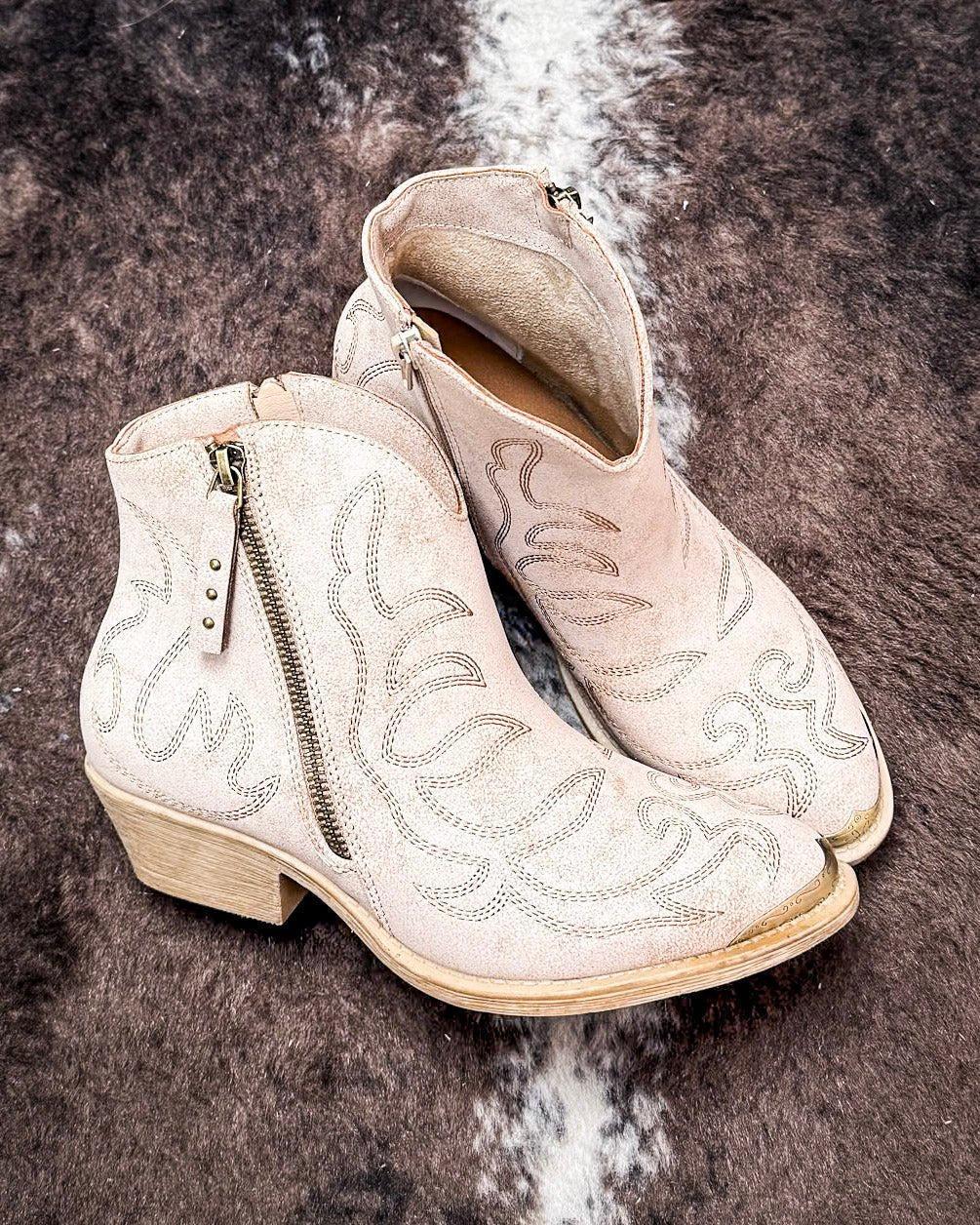 Very G – Tazz Ankle Bootie in Taupe