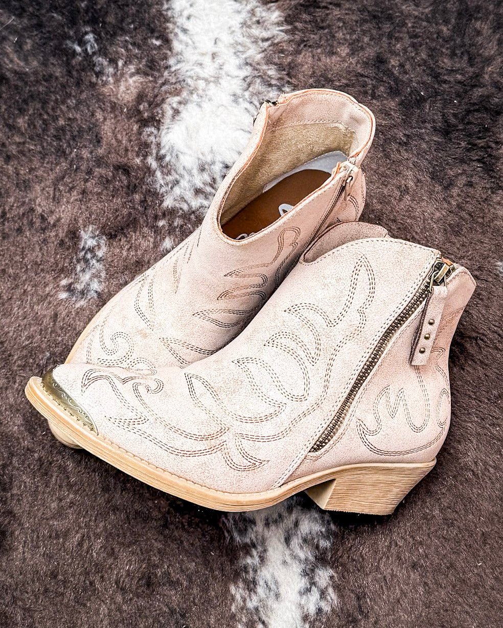 Very G – Tazz Ankle Bootie in Taupe