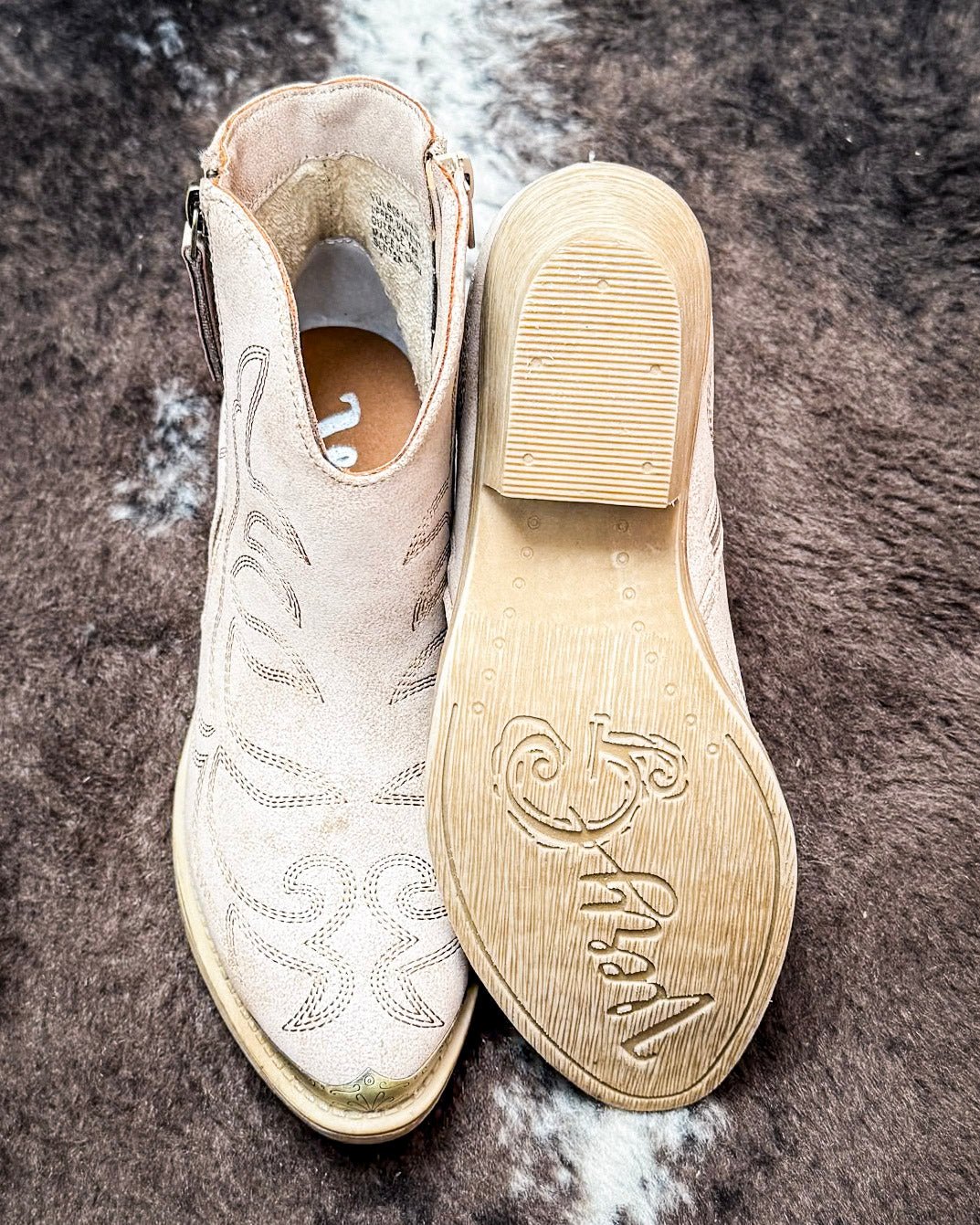 Very G – Tazz Ankle Bootie in Taupe